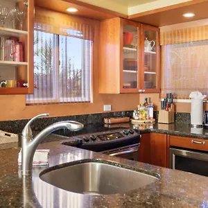  Apartment Orchid Suite, 1 Bedroom, Sleeps 4, Pool & Bbq, Pre-Renovation Summer Sale