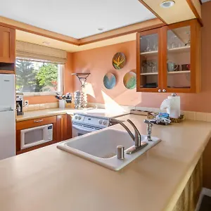  Holiday home Bamboo Suite, 1 Bedroom, Sleeps 4, Pool & Bbq, Pre-Renovation Summer Sale